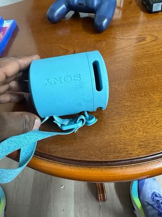 Altavoz Sony azul con correa