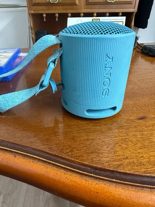 Altavoz Sony azul con correa