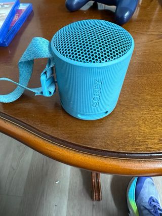 Altavoz Sony azul con correa