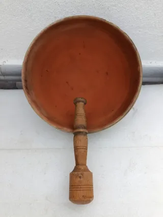 Lebrillo antiguo con maza de madera