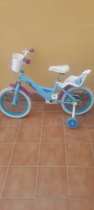 Bicicleta infantil azul con cesta