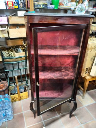 Vitrina de madera de nogal con cristal