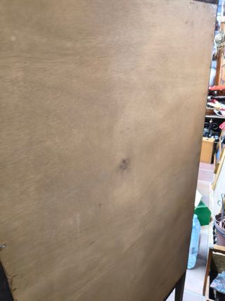 Vitrina de madera de nogal con cristal