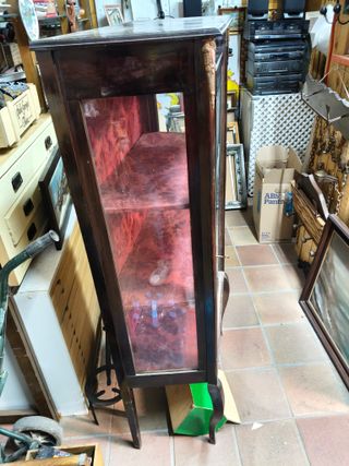 Vitrina de madera de nogal con cristal