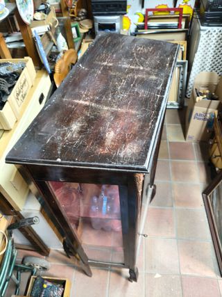 Vitrina de madera de nogal con cristal
