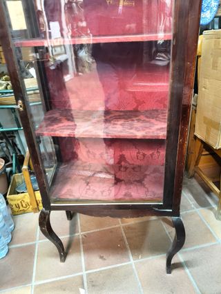 Vitrina de madera de nogal con cristal