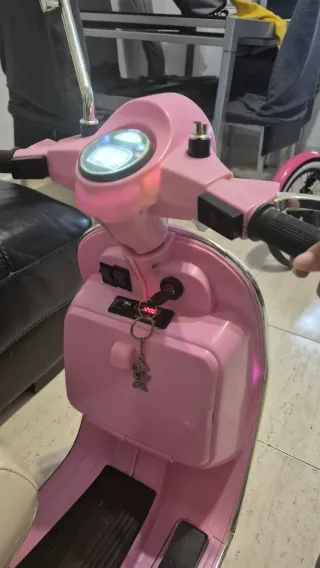 Moto Eléctrica Rosa Estilo Vespa