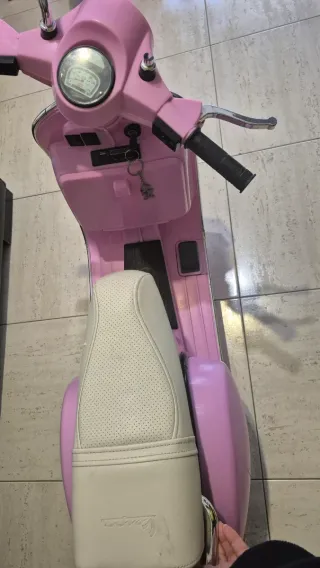 Moto Eléctrica Rosa Estilo Vespa
