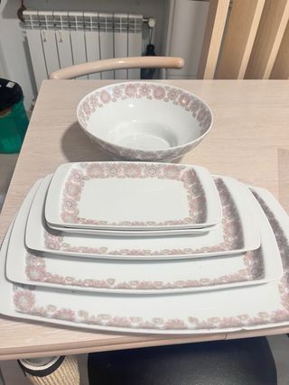 Fuentes y ensaladera floral