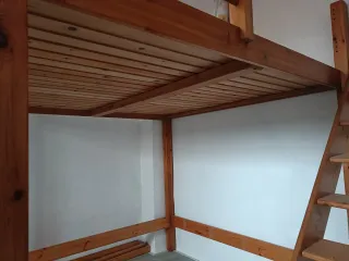 Litera madera con escalera. Mezzanine, altillo