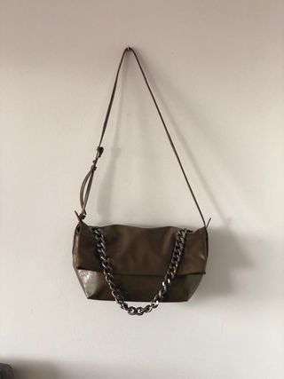Bolso Zara verde militar con cadena plateada