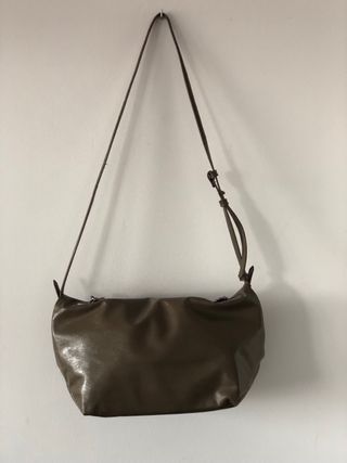 Bolso Zara verde militar con cadena plateada