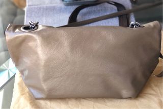 Bolso Zara verde militar con cadena plateada