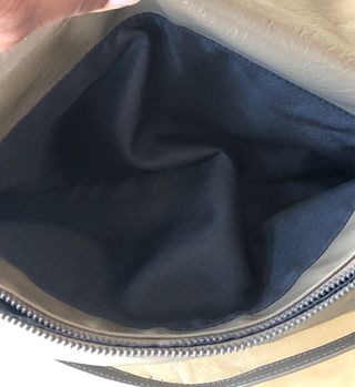 Bolso Zara verde militar con cadena plateada