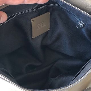 Bolso Zara verde militar con cadena plateada