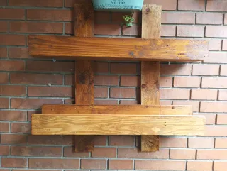 Estantería de madera para exterior