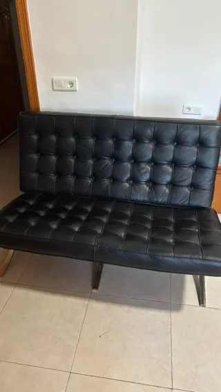 Sofá de símil piel negro