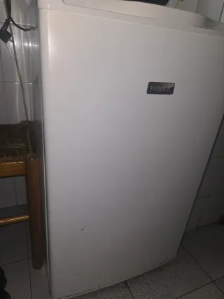Nevera Frigeluxt pequeña