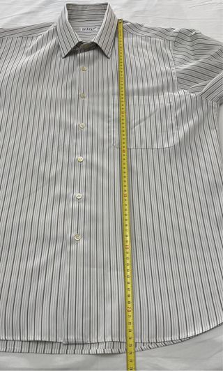 Camisa Mirto de vestir rayas gris y blanco.