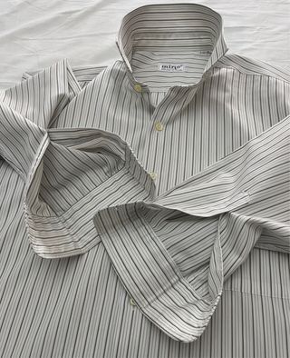 Camisa Mirto de vestir rayas gris y blanco.