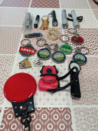 Lote variado: linternas, llaveros, reloj