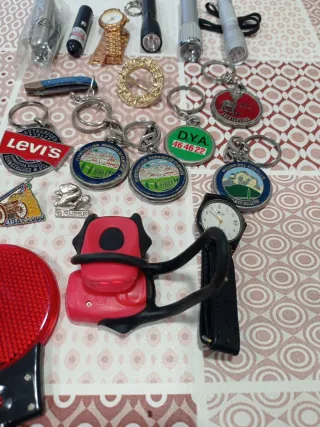 Lote variado: linternas, llaveros, reloj