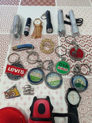 Lote variado: linternas, llaveros, reloj