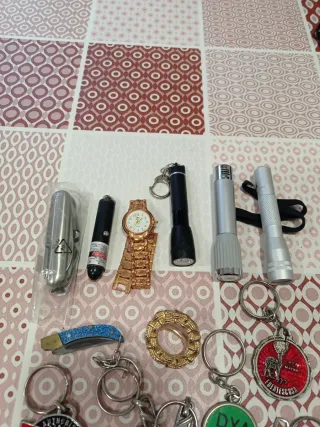 Lote variado: linternas, llaveros, reloj