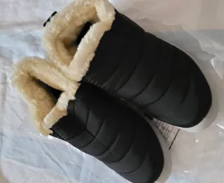 Botas negras con forro beige. Ligeras.