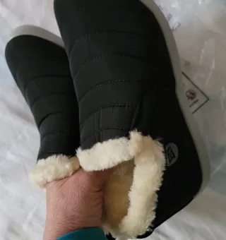 Botas negras con forro beige. Ligeras.