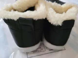 Botas negras con forro beige. Ligeras.