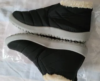 Botas negras con forro beige. Ligeras.