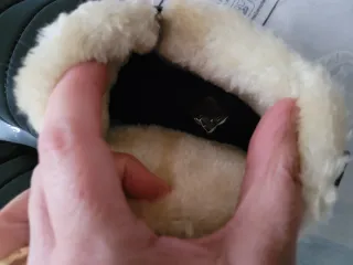 Botas negras con forro beige. Ligeras.