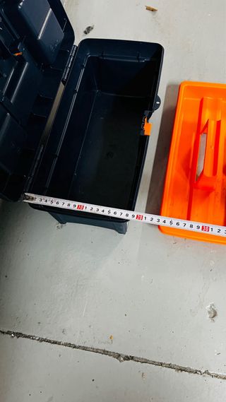 Caja de herramientas negra y naranja