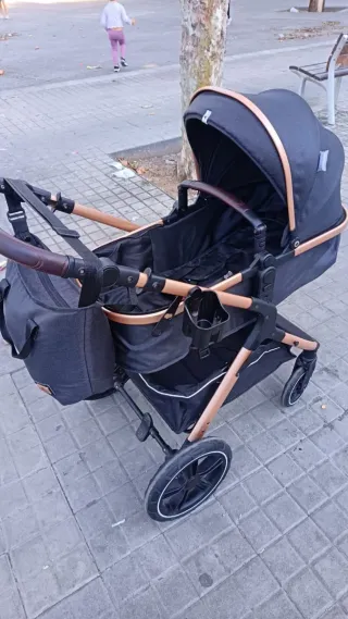 Carro de bebé negro y dorado