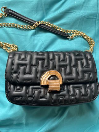 Bolso de mano negro con cadena dorada