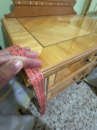 Cómoda de madera con cajones