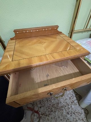 Cómoda de madera con cajones