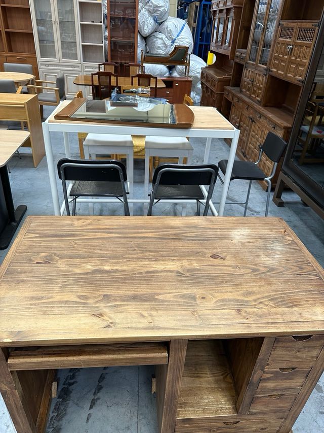 Escritorio de madera marrón