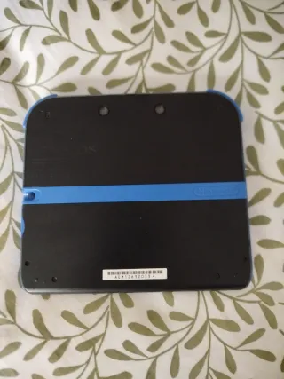 Nintendo 2DS + Caricabatterie + Giochi + Custodia