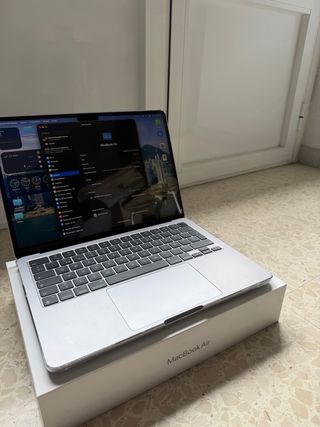 MacBook Air 13” M3 gris espacial.