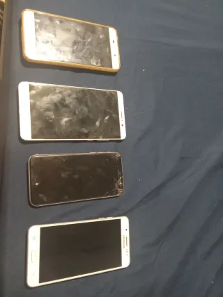 Quattro telefoni Samsung Apple 6s Huawei Mate 9