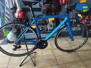 Bicicleta de carretera azul