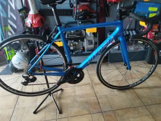 Bicicleta de carretera azul