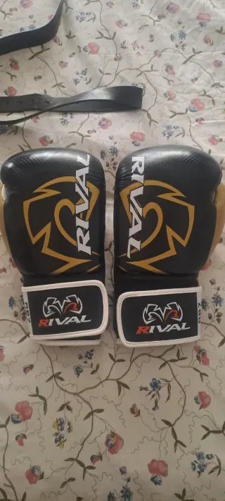 Guantes de Boxeo Rival Negros y Dorados