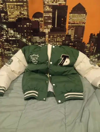 Chaqueta verde y blanca abrigada con capucha