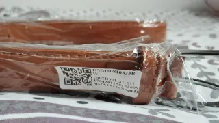 Cinturón de cuero marrón con hebilla plateada