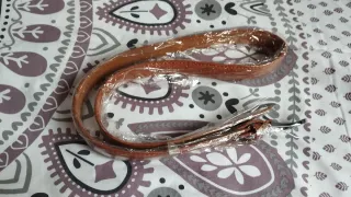 Cinturón de cuero marrón con hebilla plateada