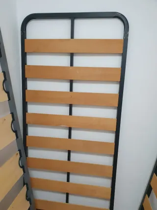 Somieres metálicos y de madera. Tres. 180 x 90