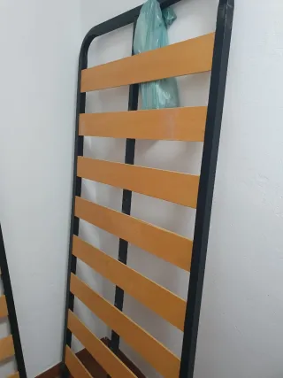 Somieres metálicos y de madera. Tres. 180 x 90